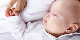 En babynest med hank er et praktisk valg for nybagte forældre. Vi har udvalget 4 smarte modeller her.