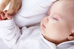 En babynest med hank er et praktisk valg for nybagte forældre. Vi har udvalget 4 smarte modeller her.